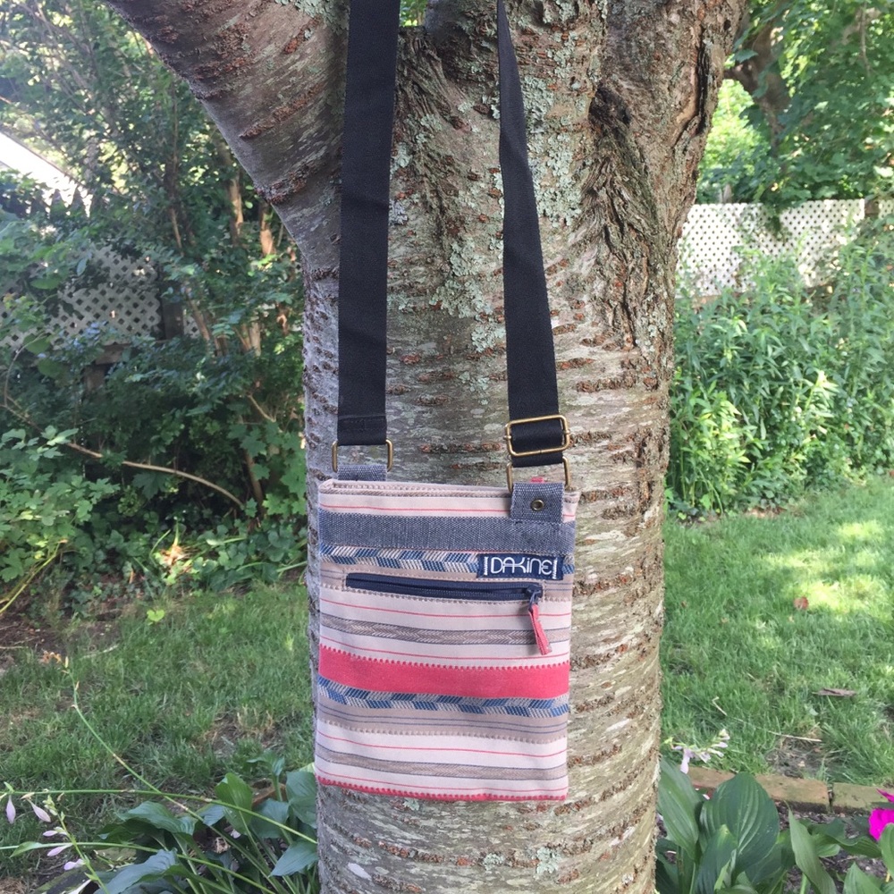 Dakine woven hand bag